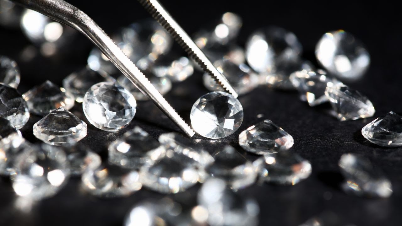 kim-cuong-nhan-tao-5-ly-gia-bao-nhieu-goi-y-mau-trang-suc-sang-trong