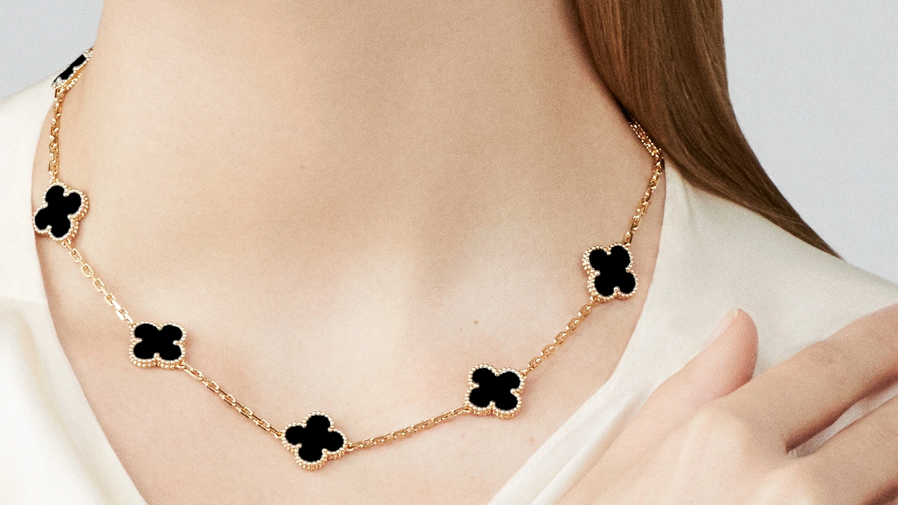 tai-sao-day-chuyen-van-cleef-den-tro-thanh-xu-huong-duoc-san-don-nhat-2