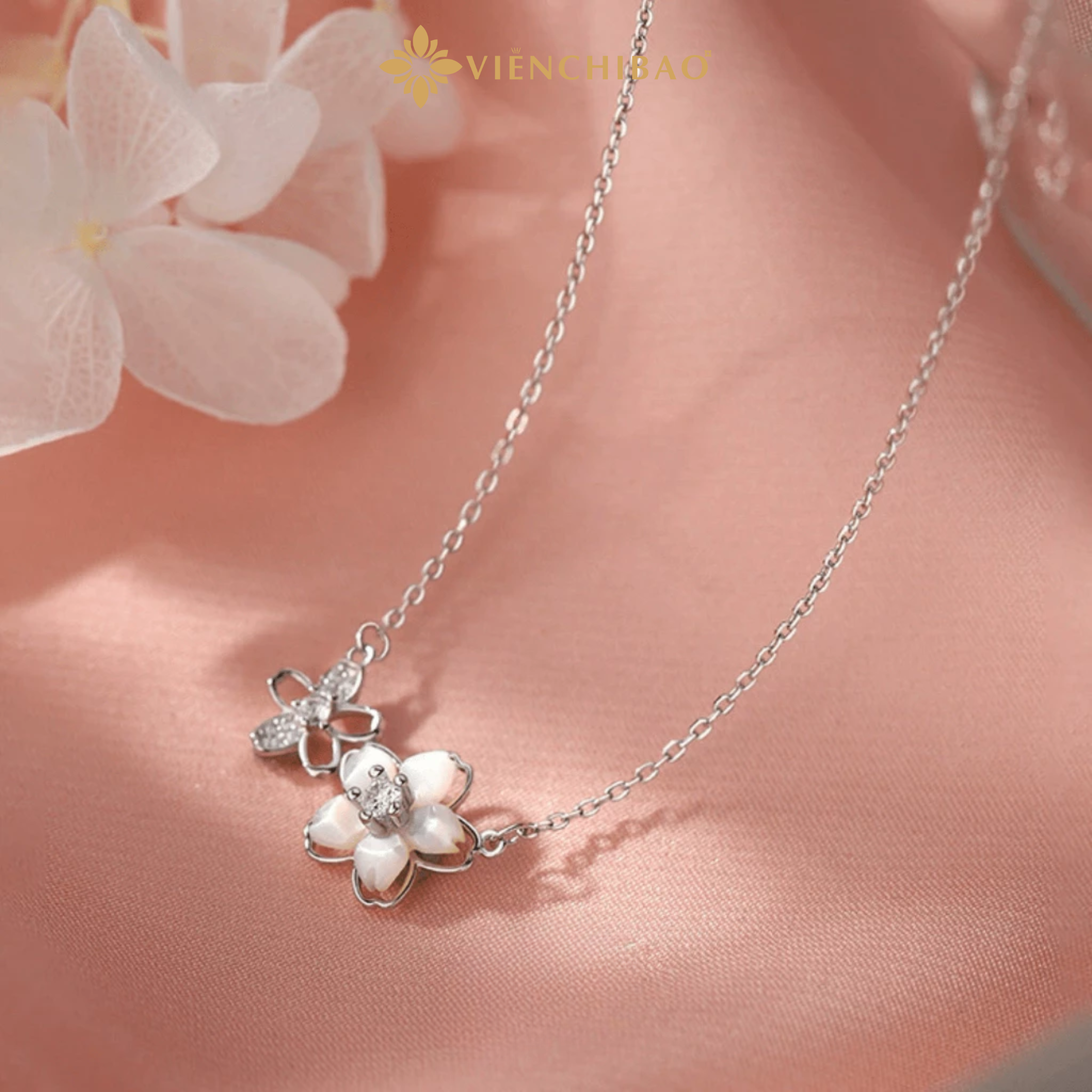 Dây chuyền hoa mùa xuân