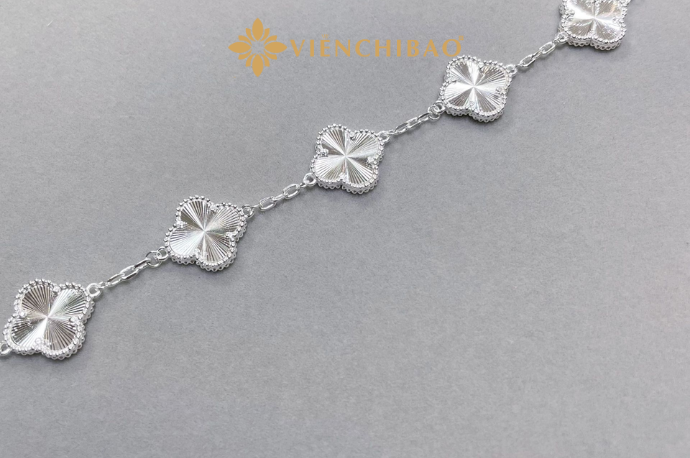 Lắc tay cỏ 4 lá Lac-tay-co-bon-la-may-man