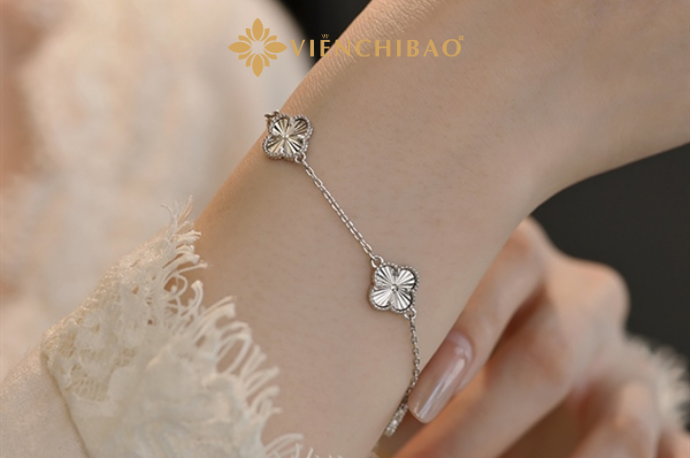 Lắc tay cỏ 4 lá Lac-tay-co-bon-la-may-man