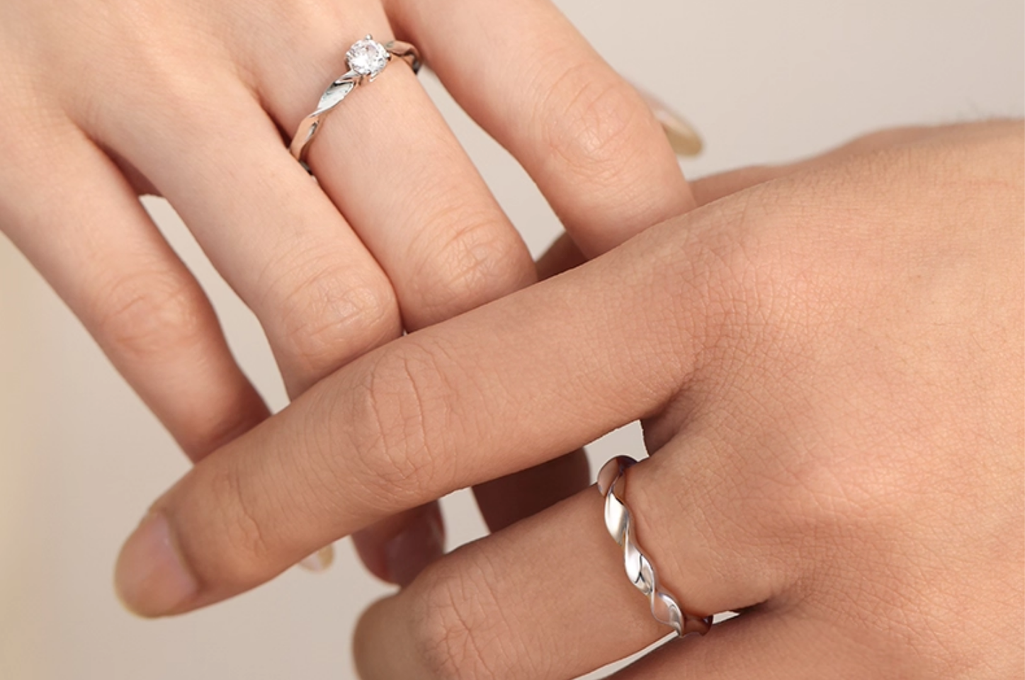 Nhẫn đôi xoắn 4 chấu đá zircon