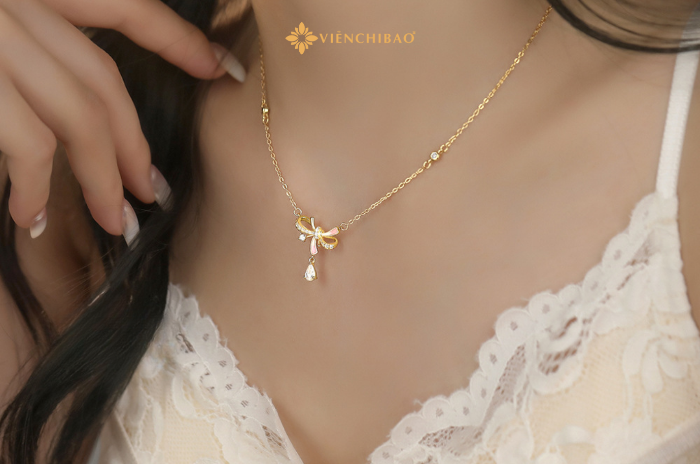 Dây chuyền nơ phát sáng 