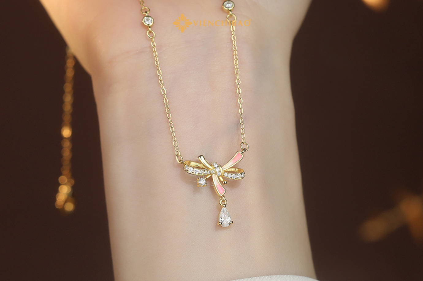 Dây chuyền nơ phát sáng 