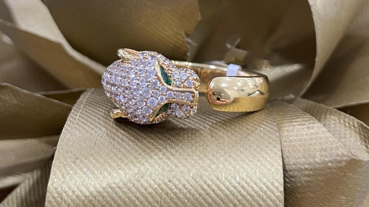 dieu-lam-nen-suc-hut-vuot-thoi-gian-cua-nhan-dau-bao-cartier